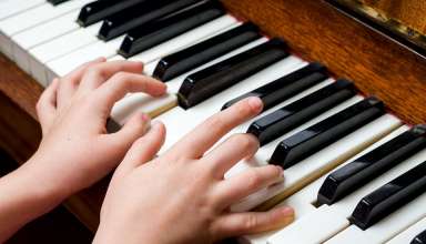 How to play piano