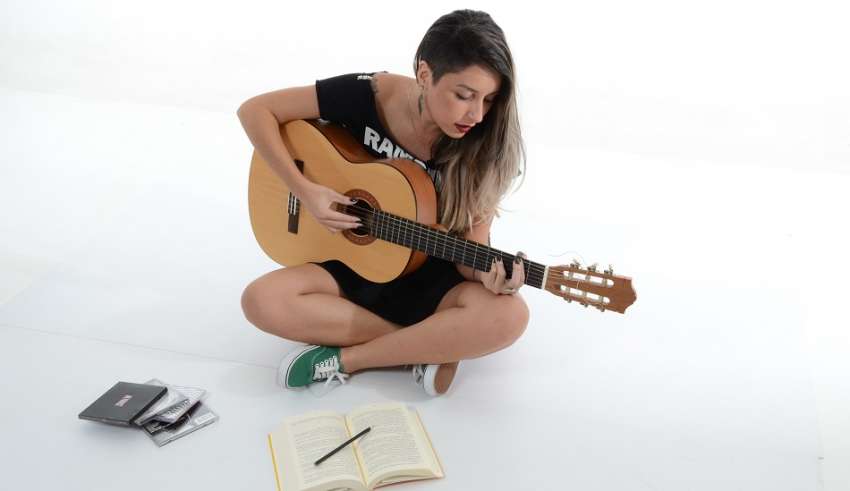 How to Play Guitar As a Beginner